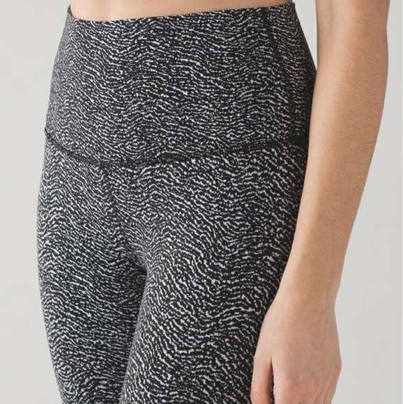 Lululemon Wunder Under Crop - Picture 3 of 9
